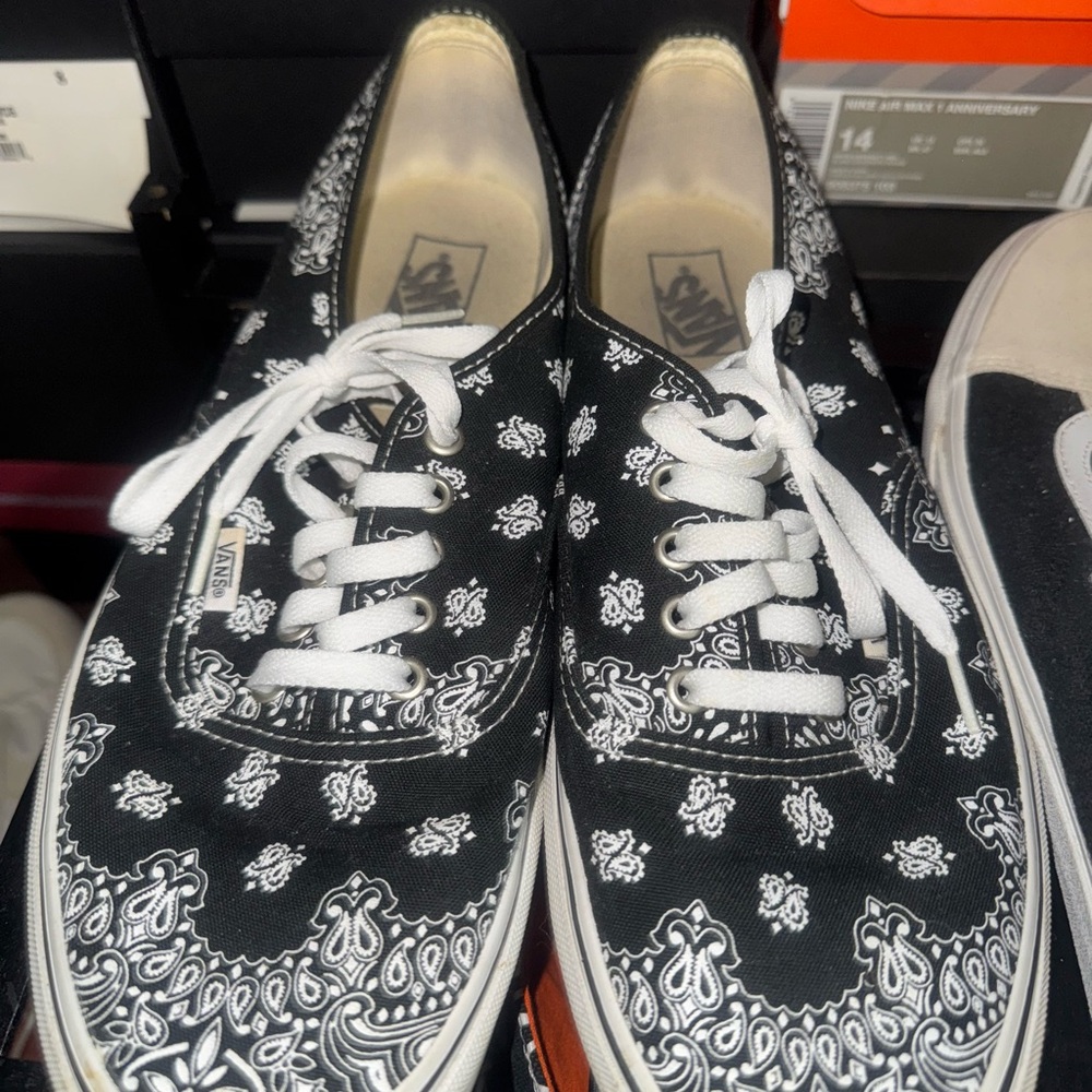 Excellent condition!!! Bandana print Vans Black and White chucks